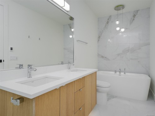 603-2461 Sidney Ave, Sidney, BC - Indoor Photo Showing Bathroom
