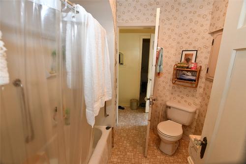 421 Wade Avenue, Penticton, BC - Indoor Photo Showing Bathroom