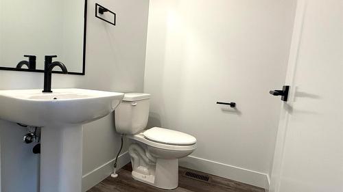200-70 Boundary Street, Kimberley, BC - Indoor Photo Showing Bathroom