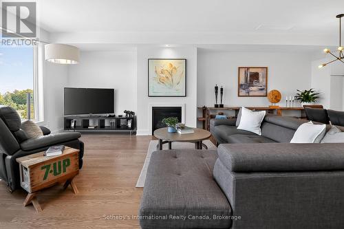 32 - 117 Sladden Court, Blue Mountains, ON - Indoor Photo Showing Living Room With Fireplace