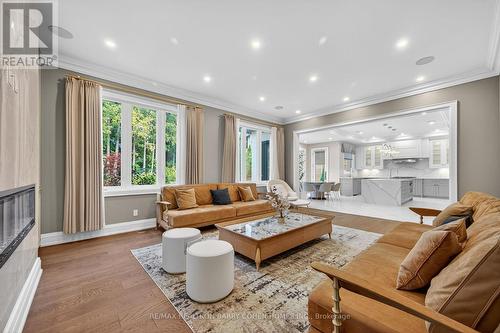18 Suncrest Drive, Toronto, ON - Indoor Photo Showing Living Room
