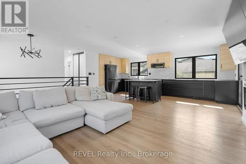 1 Samuel Court, St. Catharines (Lakeshore), ON - Indoor Photo Showing Living Room