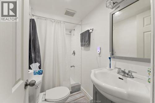 5188 Wyandotte, Windsor, ON - Indoor Photo Showing Bathroom