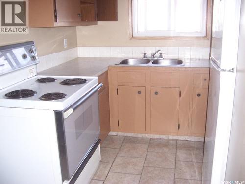 843 7Th Street E, Prince Albert, SK - Indoor Photo Showing Kitchen With Double Sink