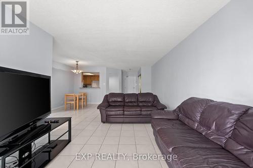 521 - 32 Clarissa Drive, Richmond Hill, ON - Indoor Photo Showing Living Room