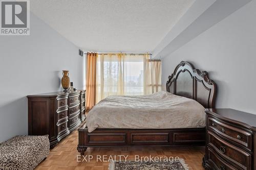 521 - 32 Clarissa Drive, Richmond Hill, ON - Indoor Photo Showing Bedroom