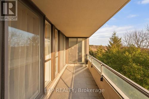 521 - 32 Clarissa Drive, Richmond Hill, ON -  With Exterior