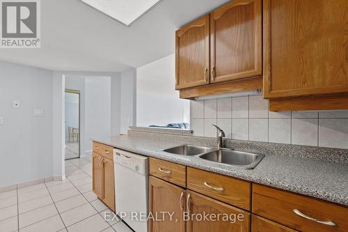 521 - 32 Clarissa Drive, Richmond Hill, ON - Indoor Photo Showing Kitchen With Double Sink