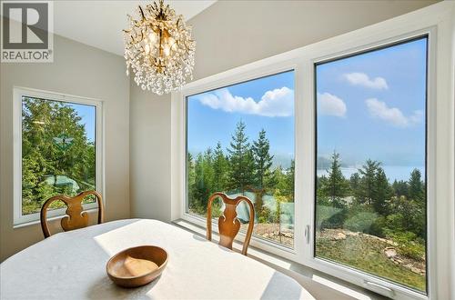 320 Mountain View Drive, Nelson, BC - Indoor Photo Showing Dining Room