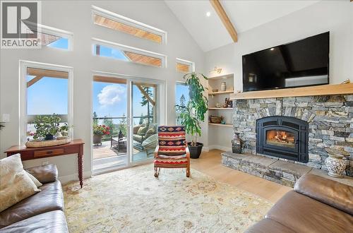 320 Mountain View Drive, Nelson, BC - Indoor Photo Showing Living Room With Fireplace