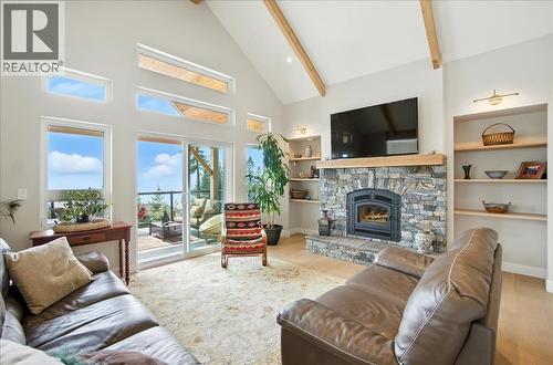 320 Mountain View Drive, Nelson, BC - Indoor Photo Showing Living Room With Fireplace
