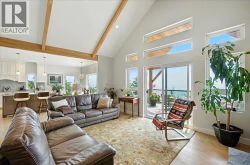 320 Mountain View Drive, Nelson, BC - Indoor Photo Showing Living Room