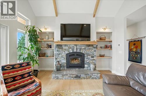 320 Mountain View Drive, Nelson, BC - Indoor Photo Showing Living Room With Fireplace