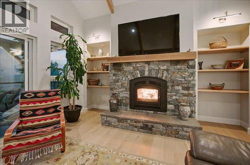 320 Mountain View Drive, Nelson, BC - Indoor Photo Showing Living Room With Fireplace