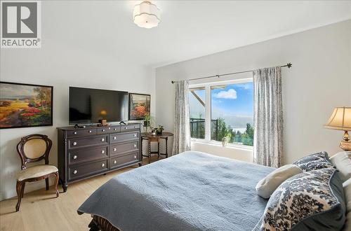 320 Mountain View Drive, Nelson, BC - Indoor Photo Showing Bedroom