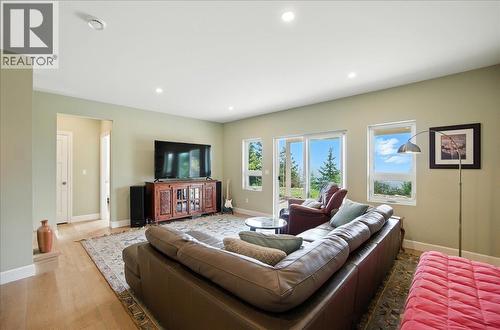 320 Mountain View Drive, Nelson, BC - Indoor Photo Showing Living Room