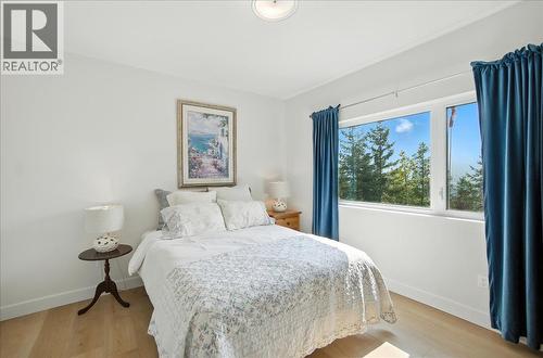320 Mountain View Drive, Nelson, BC - Indoor Photo Showing Bedroom