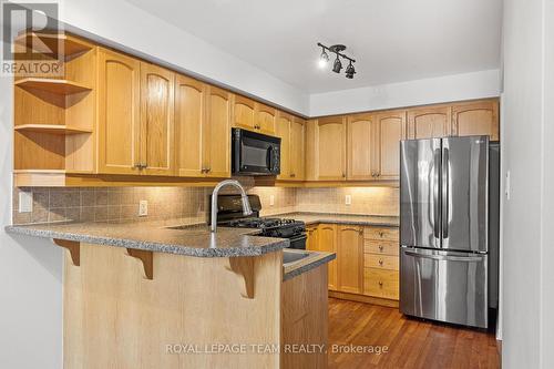 30 Goldthorpe Private, Ottawa, ON - Indoor Photo Showing Kitchen