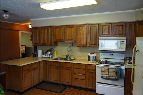 6805 Cariboo  97 Highway, Clinton, BC - Indoor Photo Showing Kitchen With Double Sink