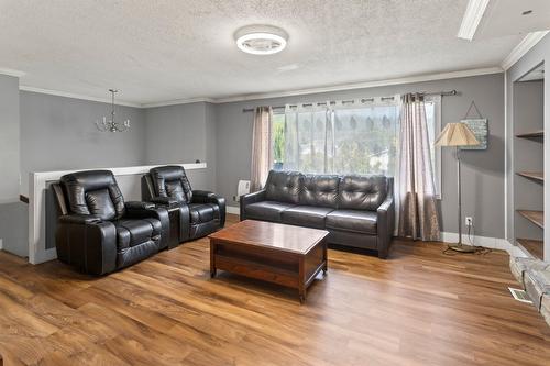 503 14Th Avenue, Creston, BC - Indoor Photo Showing Living Room