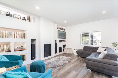2253 Shuswap Avenue, Lumby, BC - Indoor Photo Showing Living Room