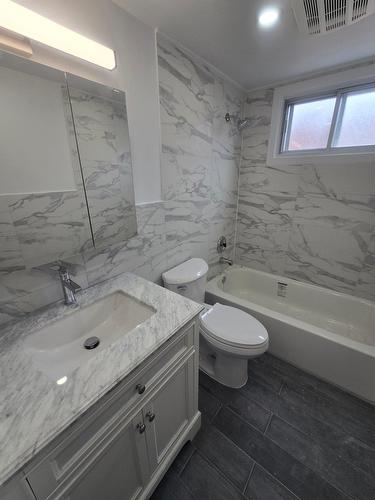 Bathroom - 581 15E Avenue, Montréal (Lasalle), QC - Indoor Photo Showing Bathroom