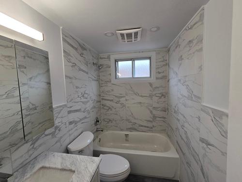 Bathroom - 581 15E Avenue, Montréal (Lasalle), QC - Indoor Photo Showing Bathroom