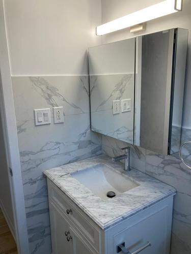 Bathroom - 581 15E Avenue, Montréal (Lasalle), QC - Indoor Photo Showing Bathroom