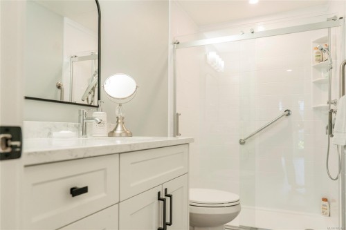 207-4474 Wellington Rd, Nanaimo, BC - Indoor Photo Showing Bathroom
