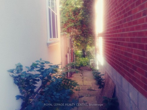 1534 Cawthra Road, Mississauga, ON - Indoor