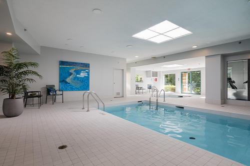 Pool - 1203-5105 Boul. De L'Assomption, Montréal (Rosemont/La Petite-Patrie), QC - Indoor Photo Showing Other Room With In Ground Pool