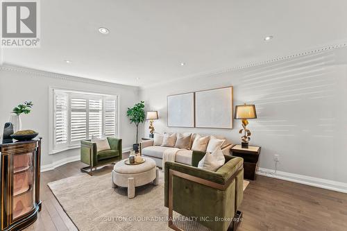 32 Mayvern Crescent, Richmond Hill, ON - Indoor Photo Showing Living Room