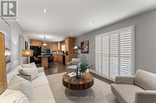 32 Mayvern Crescent, Richmond Hill, ON - Indoor Photo Showing Living Room