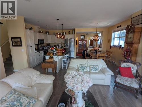 2450 Radio Tower Road Unit# 32, Oliver, BC - Indoor Photo Showing Living Room