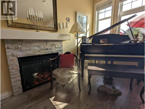 2450 Radio Tower Road Unit# 32, Oliver, BC - Indoor With Fireplace