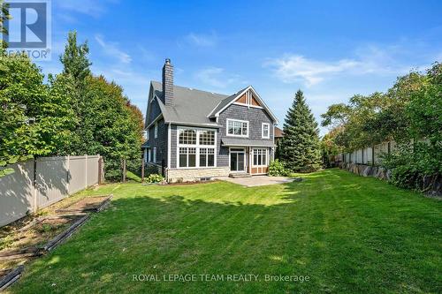 Beautiful landscaping with grassy play areas - 60 Ironside Court, Ottawa, ON - Outdoor