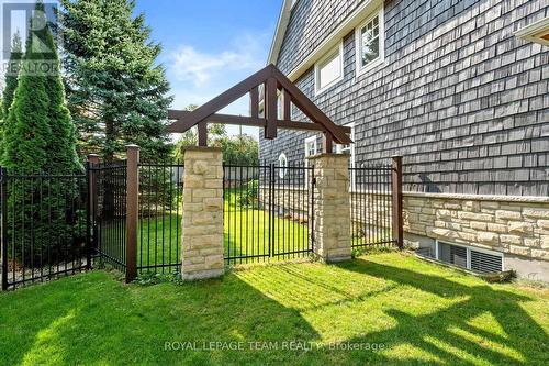 Double wrought-iron gates - 60 Ironside Court, Ottawa, ON - Outdoor