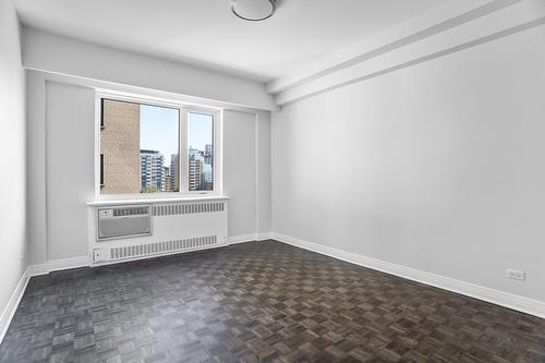 Primary bedroom - 703-3465 Rue Redpath, Montréal (Ville-Marie), QC - Indoor Photo Showing Other Room