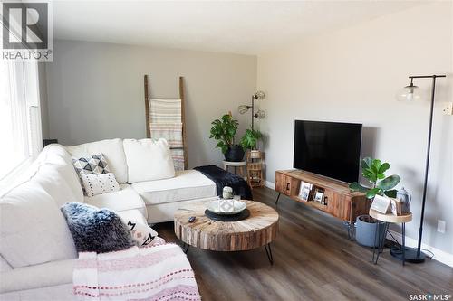 101 Empire Place, Assiniboia, SK - Indoor Photo Showing Living Room