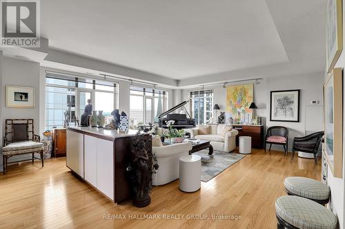 1003 - 85 Bronson Avenue, Ottawa, ON - Indoor Photo Showing Living Room
