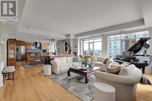 1003 - 85 Bronson Avenue, Ottawa, ON - Indoor Photo Showing Living Room