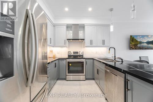 32 Arco Circle, Vaughan, ON - Indoor Photo Showing Kitchen With Stainless Steel Kitchen With Double Sink With Upgraded Kitchen