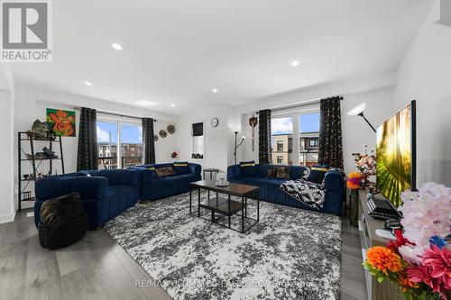 38 Silo Mews, Barrie, ON - Indoor Photo Showing Living Room