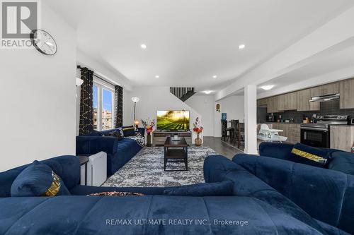 38 Silo Mews, Barrie, ON - Indoor Photo Showing Living Room