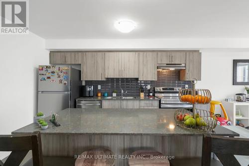 38 Silo Mews, Barrie, ON - Indoor Photo Showing Kitchen