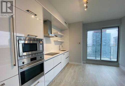 2502 - 2221 Yonge Street, Toronto, ON - Indoor Photo Showing Kitchen