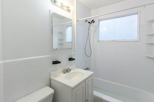 Bathroom - 2545 Av. Parkville, Montréal (Mercier/Hochelaga-Maisonneuve), QC - Indoor Photo Showing Bathroom