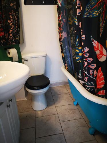 Bathroom - 1-977 Rue St-André, Montréal (Ville-Marie), QC - Indoor Photo Showing Bathroom