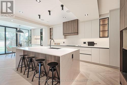 700 Montbeck Crescent, Mississauga, ON - Indoor Photo Showing Kitchen With Double Sink With Upgraded Kitchen
