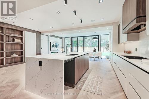 700 Montbeck Crescent, Mississauga, ON - Indoor Photo Showing Kitchen With Upgraded Kitchen